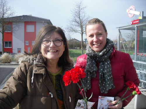 GR Mag. Katja HEMEDINGER (rechts) im Gespräch mit Frau PENZENSTADLER (von den Grünen)